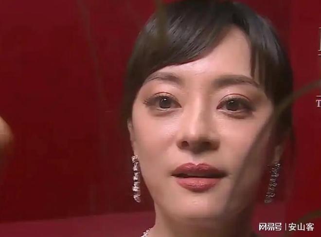 头签吓坏杨幂不敢露脸只有赵今麦扛住了！j9九游真人游戏第一品牌芭莎之夜被镜