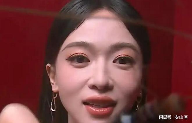 头签吓坏杨幂不敢露脸只有赵今麦扛住了！j9九游真人游戏第一品牌芭莎之夜被镜(图2)