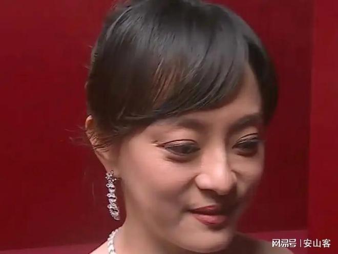 头签吓坏杨幂不敢露脸只有赵今麦扛住了！j9九游真人游戏第一品牌芭莎之夜被镜(图7)