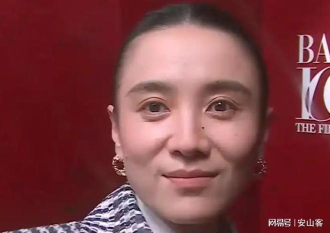 头签吓坏杨幂不敢露脸只有赵今麦扛住了！j9九游真人游戏第一品牌芭莎之夜被镜(图9)