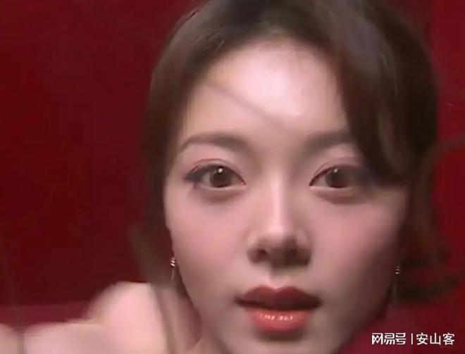 头签吓坏杨幂不敢露脸只有赵今麦扛住了！j9九游真人游戏第一品牌芭莎之夜被镜(图8)