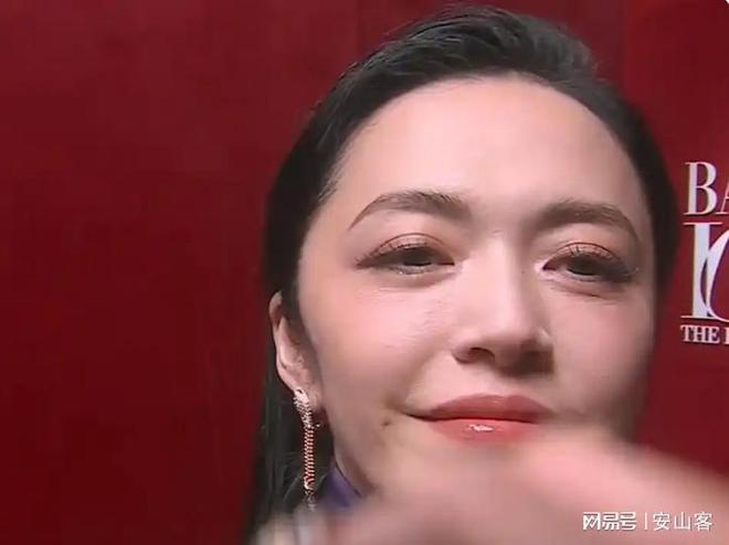 头签吓坏杨幂不敢露脸只有赵今麦扛住了！j9九游真人游戏第一品牌芭莎之夜被镜(图10)