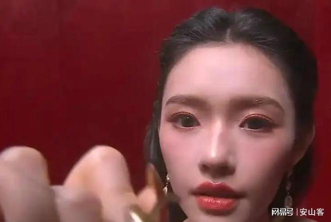 头签吓坏杨幂不敢露脸只有赵今麦扛住了！j9九游真人游戏第一品牌芭莎之夜被镜(图11)